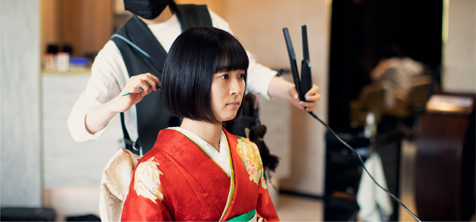 美容室でヘアメイクを受ける振袖姿の女性